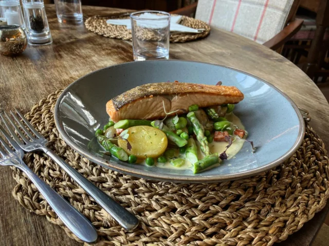 New Spring Menu!
Pan Fried Salmon, Asparagus, Broad Bean, Chorizo, Creamy Sauce

#food #foodlover #salmon #salmondinner #fish #pescatarian #fishdish #alacarte #restaurant #bar #hotel #countryside #countryhouse #tranqiility #cosy #april #easter #easterweekend #schoolholiday #familytime #lakedistrict #lakedistrictnationalpark #greatlangdale #cumbria #cumbriafood #local #elterwater #wheelwrightscottages #ambleside #eatlocal